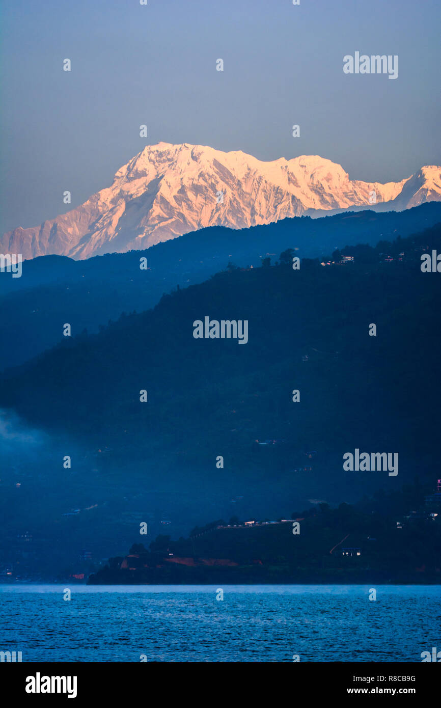 Picco di montagna Annapurna vista da Pokhara in città , in Nepal Foto Stock