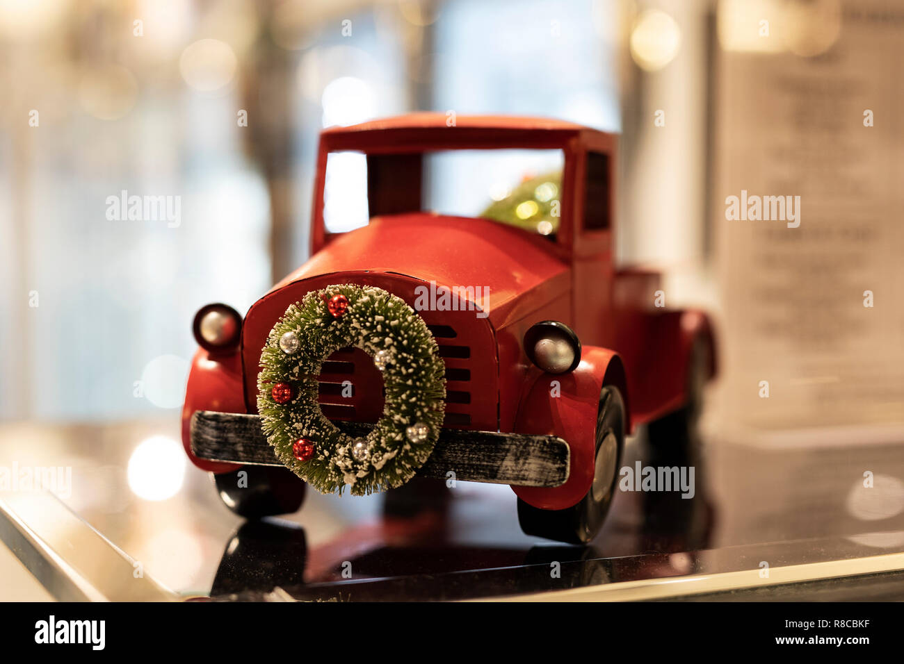 Un vintage giocattolo rossa carrello con decorazioni di Natale sul display in un centro commerciale di Boston, Massachusetts. Foto Stock