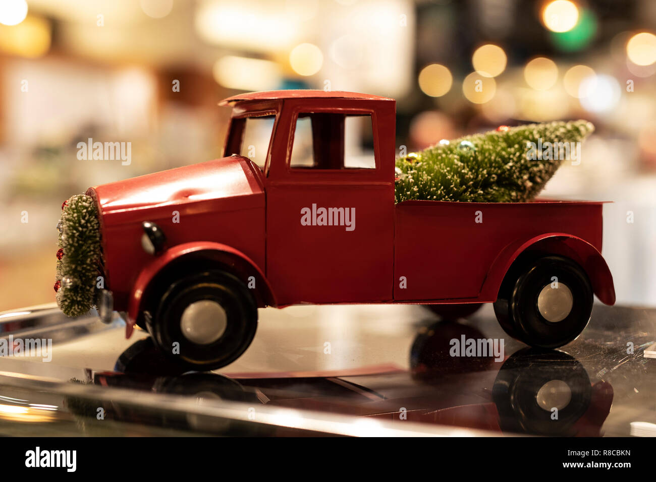 Un vintage giocattolo rossa carrello con decorazioni di Natale sul display in un centro commerciale di Boston, Massachusetts. Foto Stock