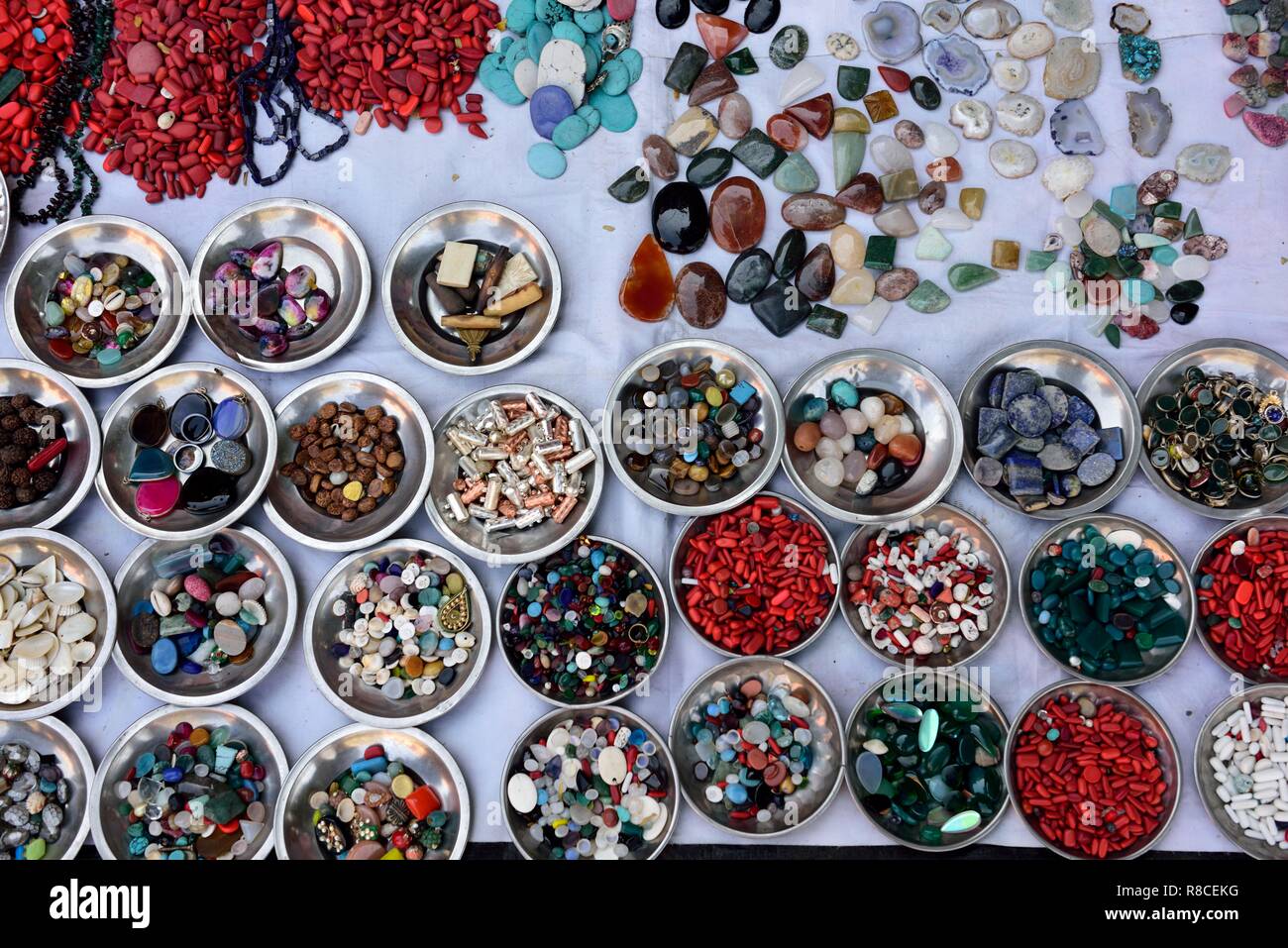 Righe di colorato Lucido gemme utilizzate per la realizzazione dei gioielli a Jaipur, Rajasthan, India. Foto Stock
