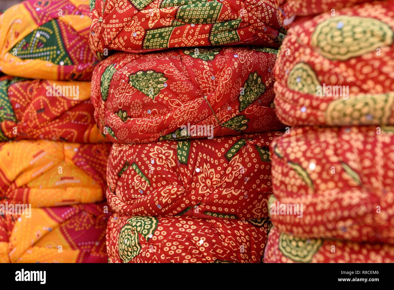 Righe di indiana tradizionale cappelleria di Rajasthani, turbanti o safa a Jaipur, Rajasthan, India. Foto Stock
