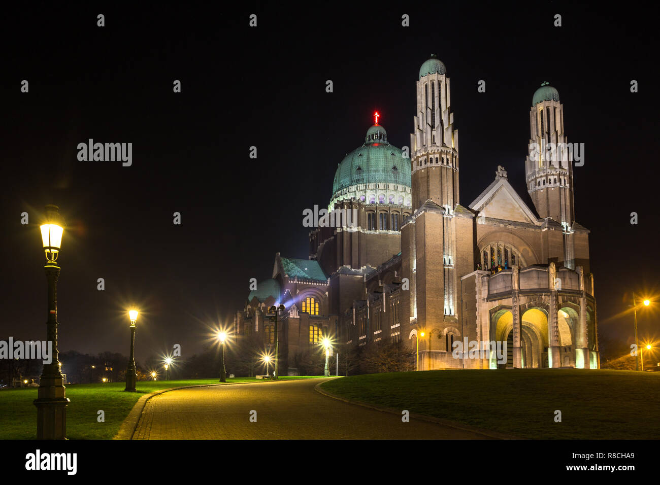 La basilica nazionale del Sacro Cuore Bruxelles Belgio di notte Foto Stock