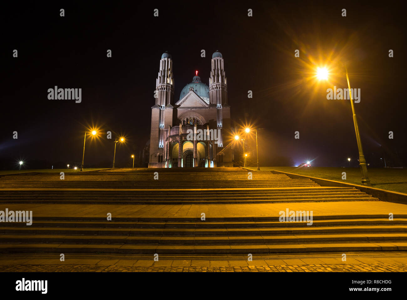 La basilica nazionale del Sacro Cuore Bruxelles Belgio di notte Foto Stock