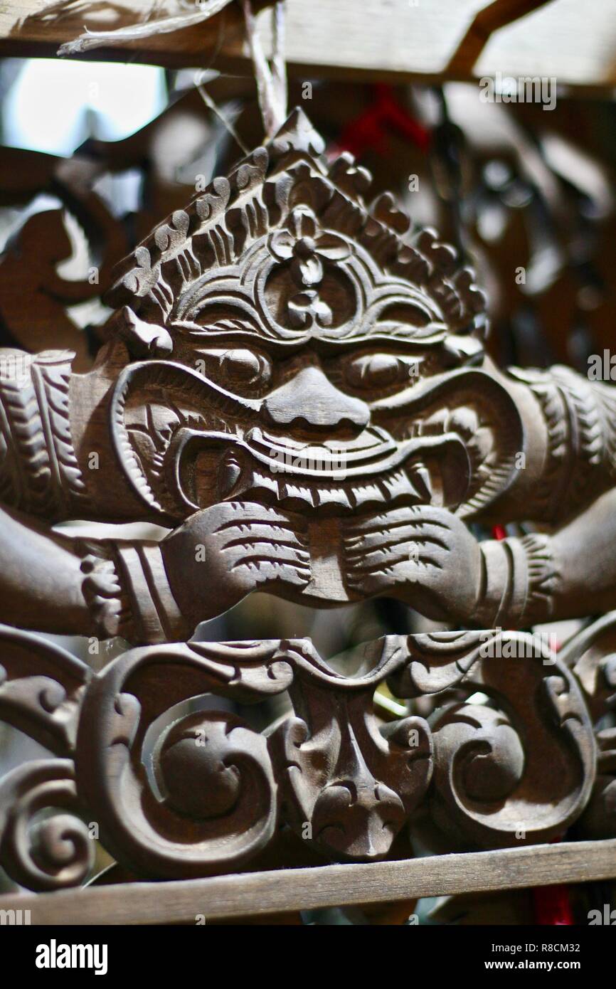 Un legno intagliato faccia demone mangiare spiriti cattivi, in Cambogia, venduto come buona fortuna e scongiurare il male. Foto Stock