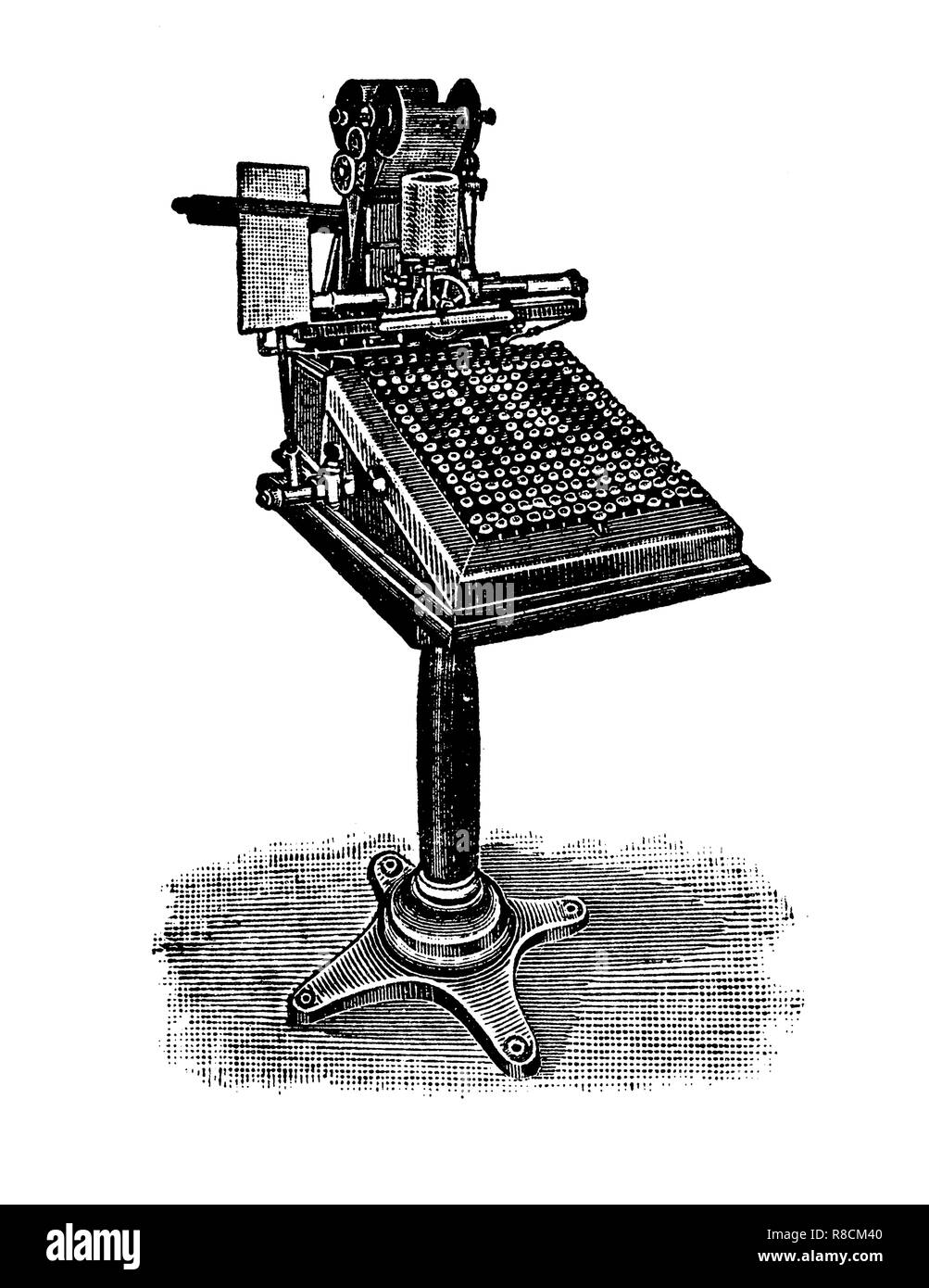 Vintage incisione di monotype tastiera macchina da stampa comunicati con la macchina orientabile da nastro perforato dal testo digitato sulla tastiera. Foto Stock