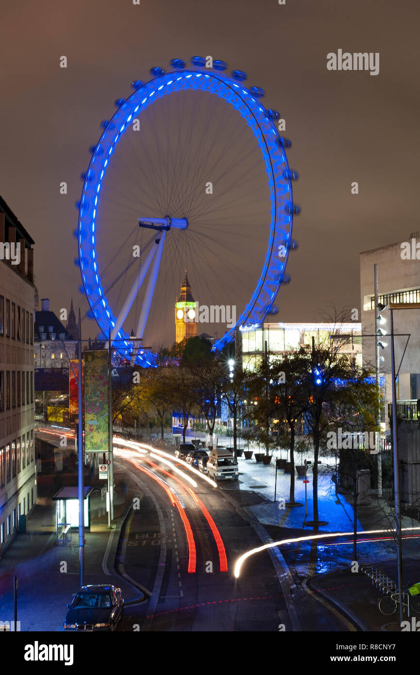 Accesa il London Eye e il Big Ben sullo sfondo a Londra durante il tempo di Natale. Foto Stock