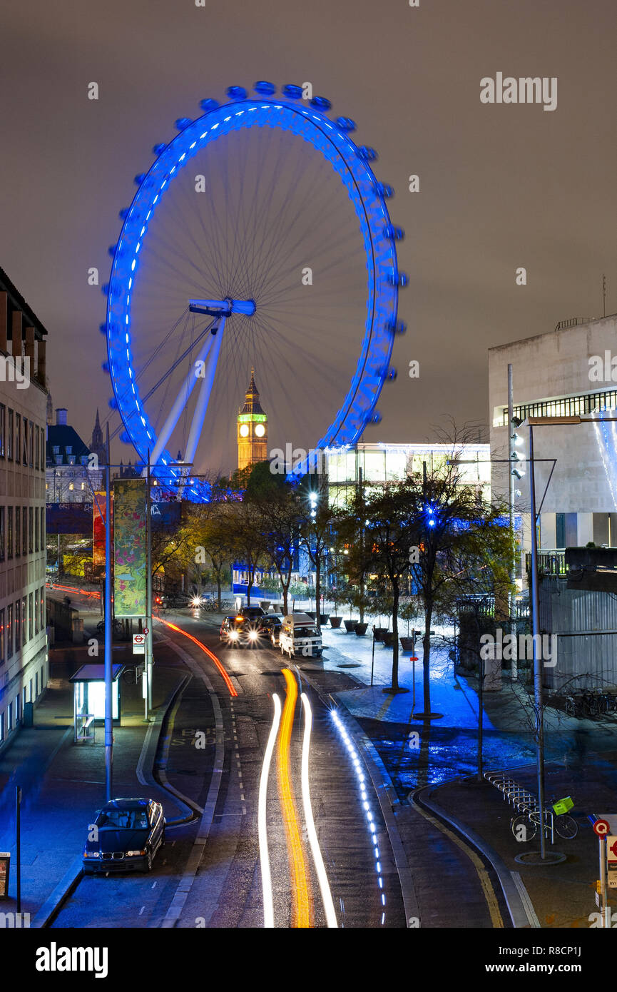Accesa il London Eye e il Big Ben sullo sfondo a Londra durante il tempo di Natale. Foto Stock