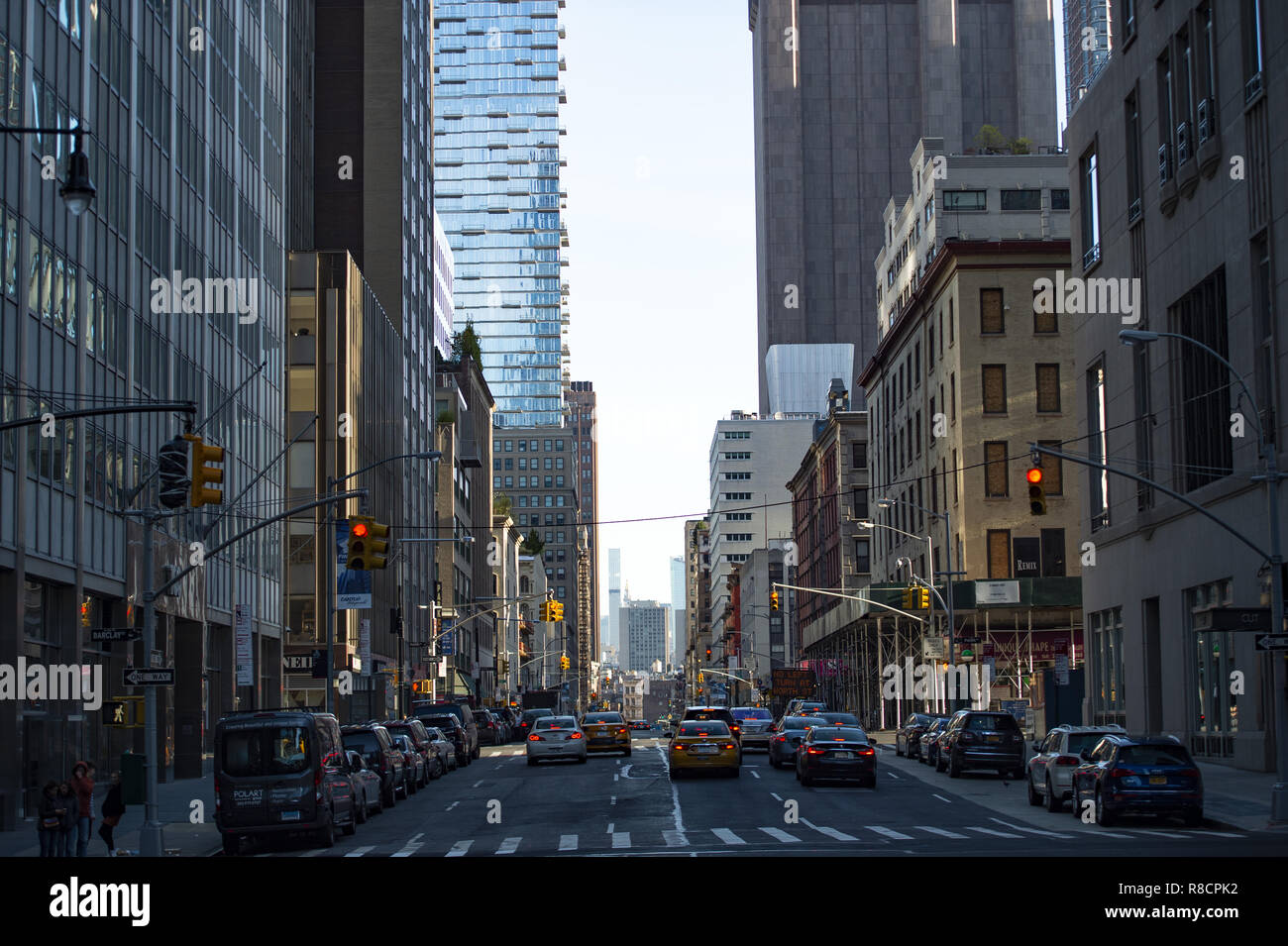 La vita quotidiana e il traffico della strada per le strade di Manhattan, New York, Stati Uniti d'America. Foto Stock