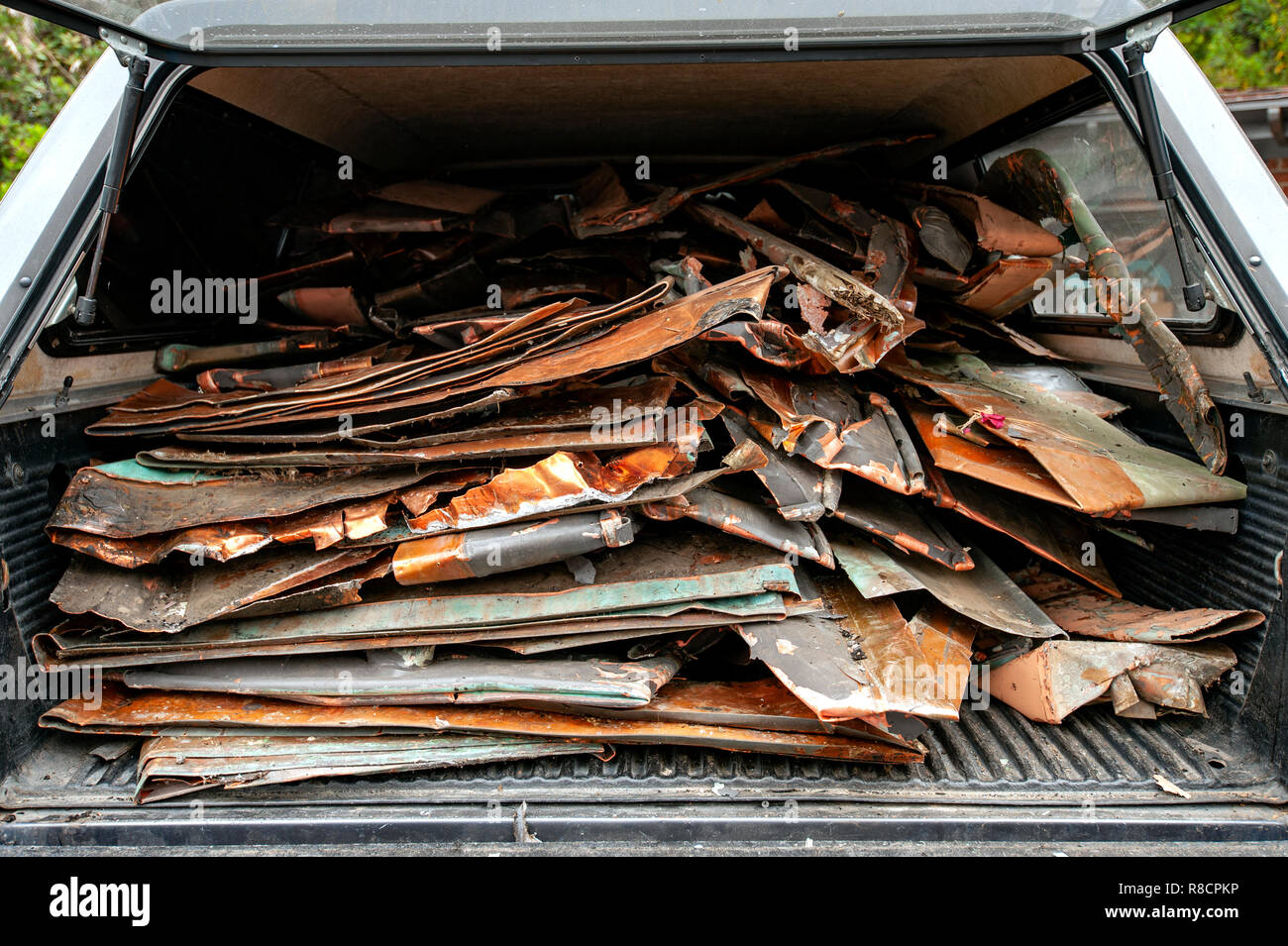 Pickup truck caricata con i rottami rame rimossa da una casa prima di demolizione Foto Stock