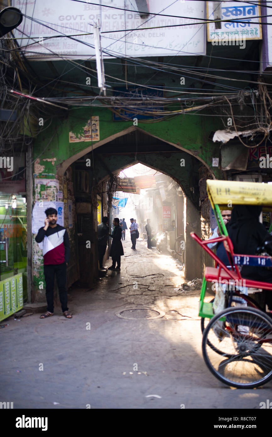 La vita quotidiana per le strade della Vecchia Delhi al tramonto. La Vecchia Delhi è una città murata di Delhi, India. Foto Stock