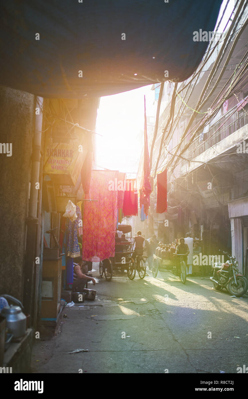 La vita quotidiana per le strade della Vecchia Delhi al tramonto. La Vecchia Delhi è una città murata di Delhi, India. Foto Stock