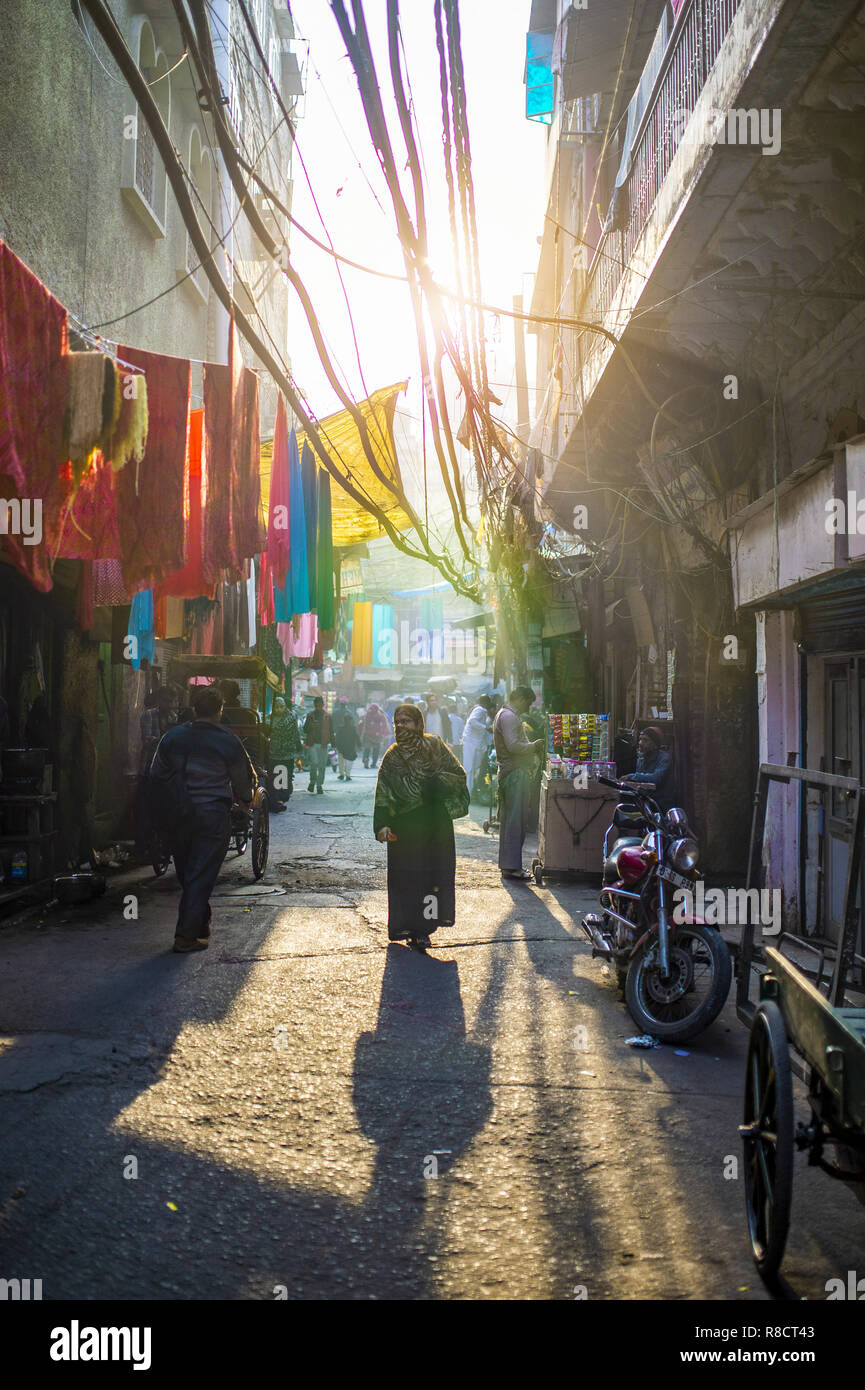 La vita quotidiana per le strade della Vecchia Delhi al tramonto. La Vecchia Delhi è una città murata di Delhi, India. Foto Stock