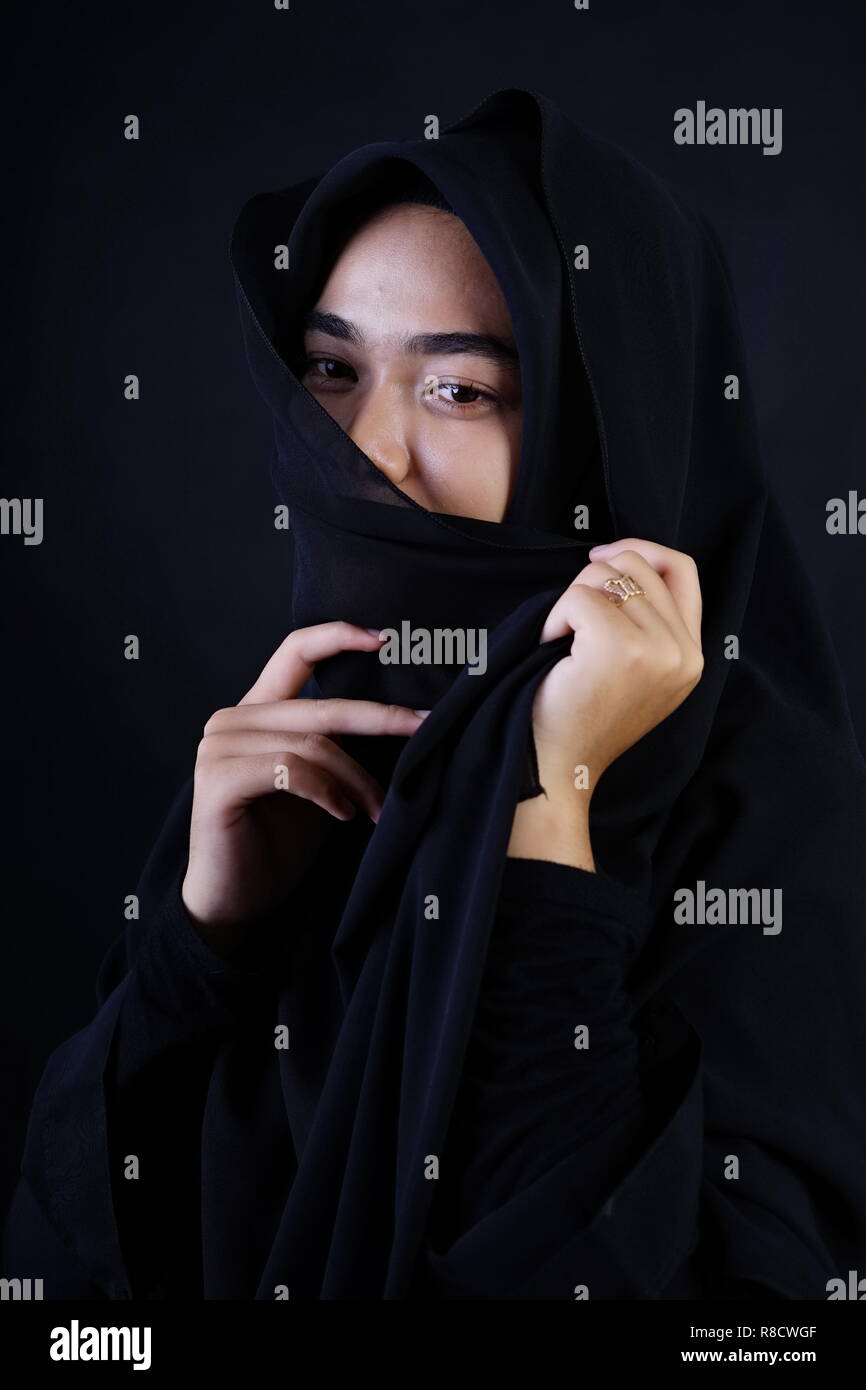 Bella donna musulmana di indossare il burka Foto Stock