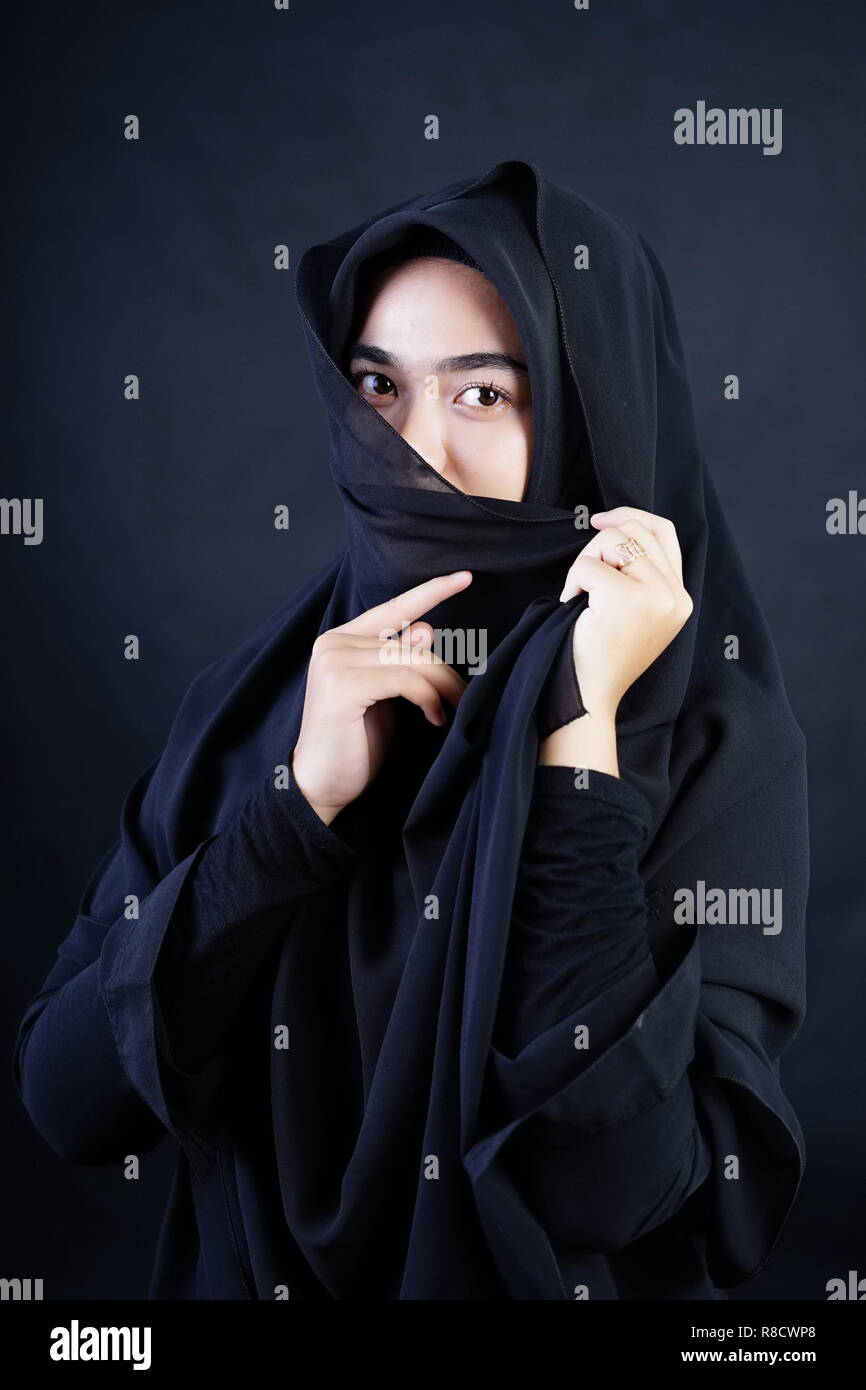 Bella donna musulmana di indossare il burka Foto Stock