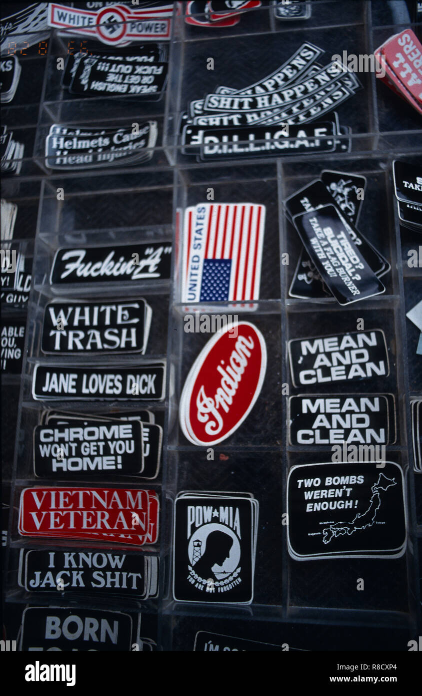 Badge razzista venduti a un Harley Davidson rally nel Maine, Stati Uniti d'America Foto Stock