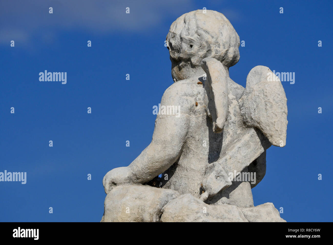 Angelo sulla sommità di una fontana, Retiro gardens - Parque del Retiro di Madrid, Spagna Foto Stock