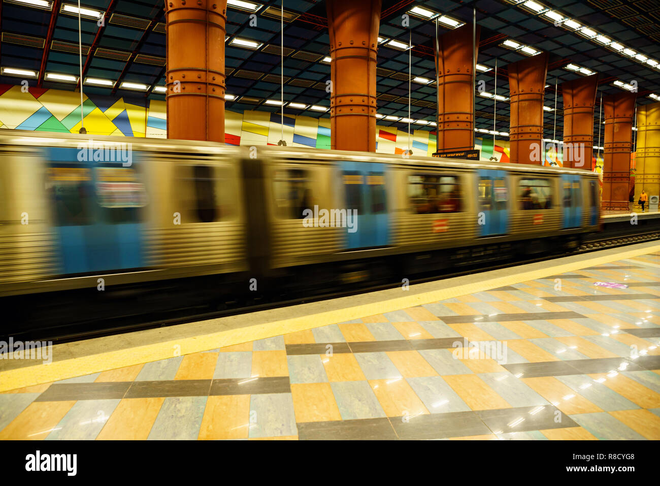 Il Olaias Stazione della metropolitana sulla linea rossa della metropolitana di Lisbona sistema. Il design architettonico è da Tomas Taveira Foto Stock