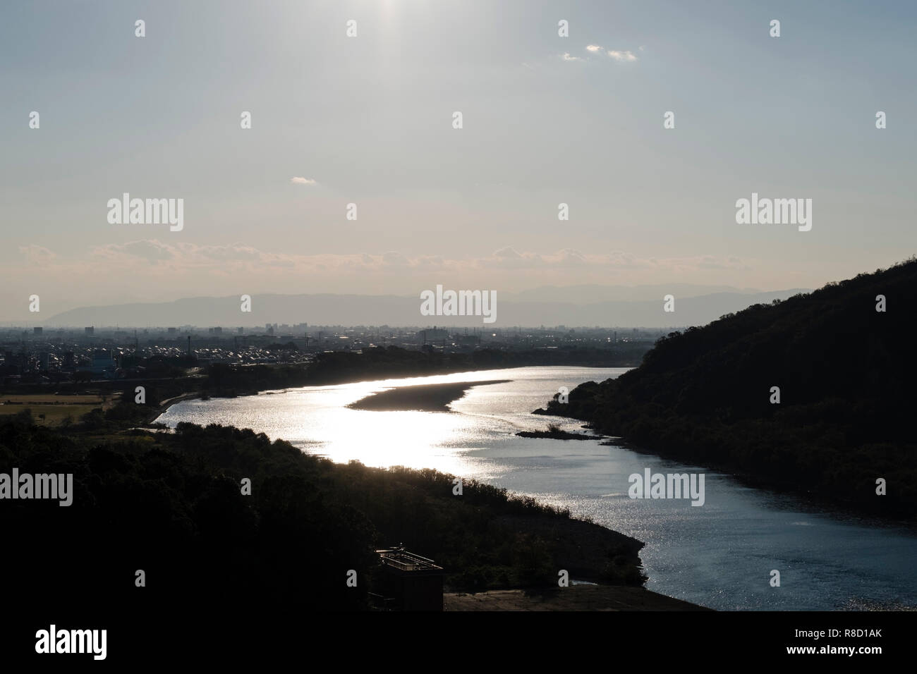 Vista della città Inuyama con Kiso fiume, nella prefettura di Aichi, area di Nagoya, Giappone, nel tardo pomeriggio Foto Stock