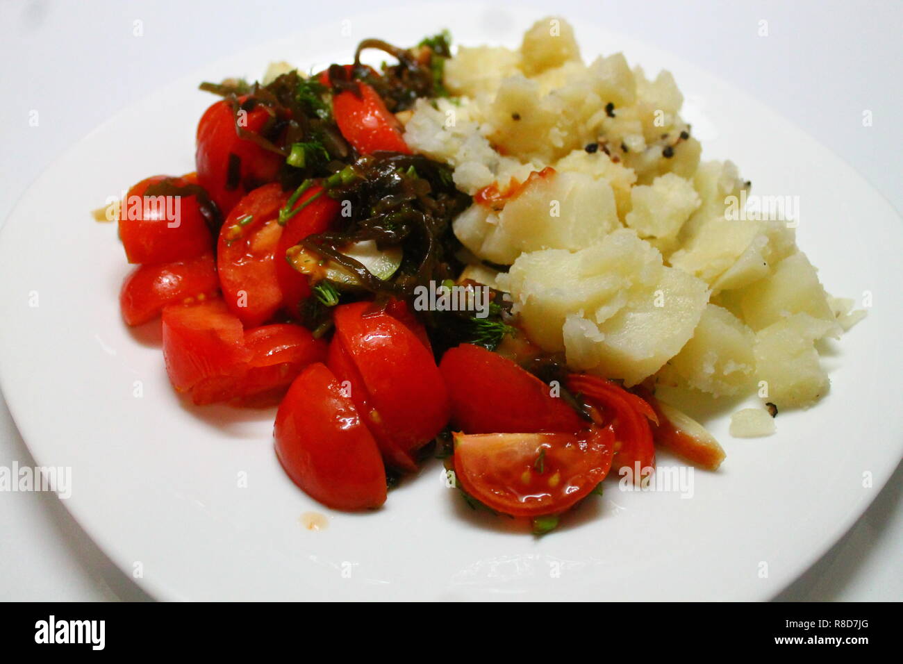 Succosa fresca colorata cena dieta insalata dal ripe rosso pomodoro e patate Foto Stock
