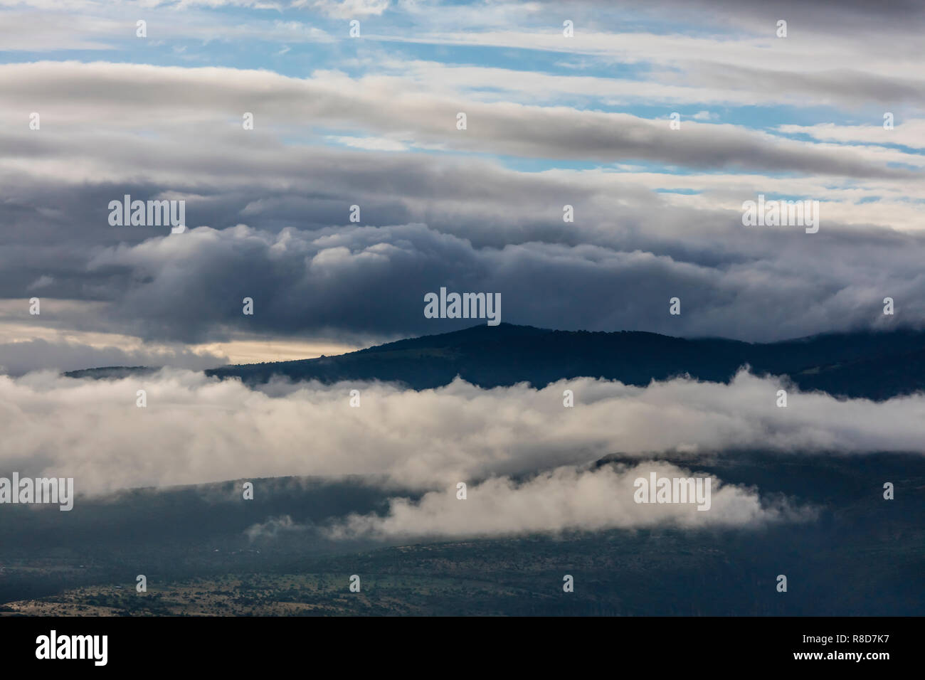 Nebbia mattutina sulle montagne come visto da un giro in MONGOLFIERA - San Miguel De Allende, Messico Foto Stock