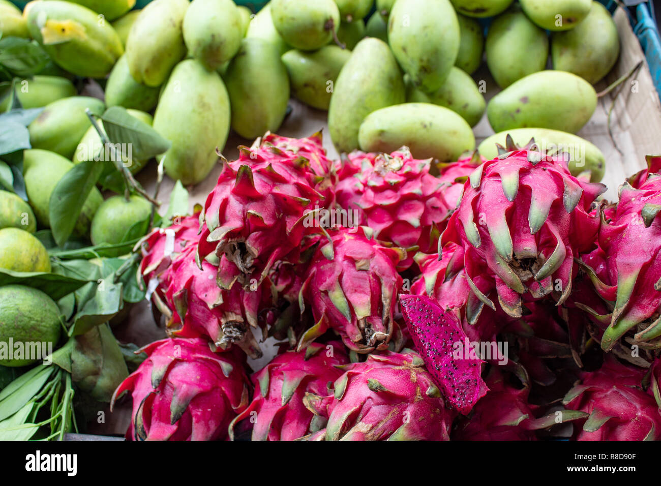 Dragon frutti, limoni e Mango a Street Market alimentare Foto Stock