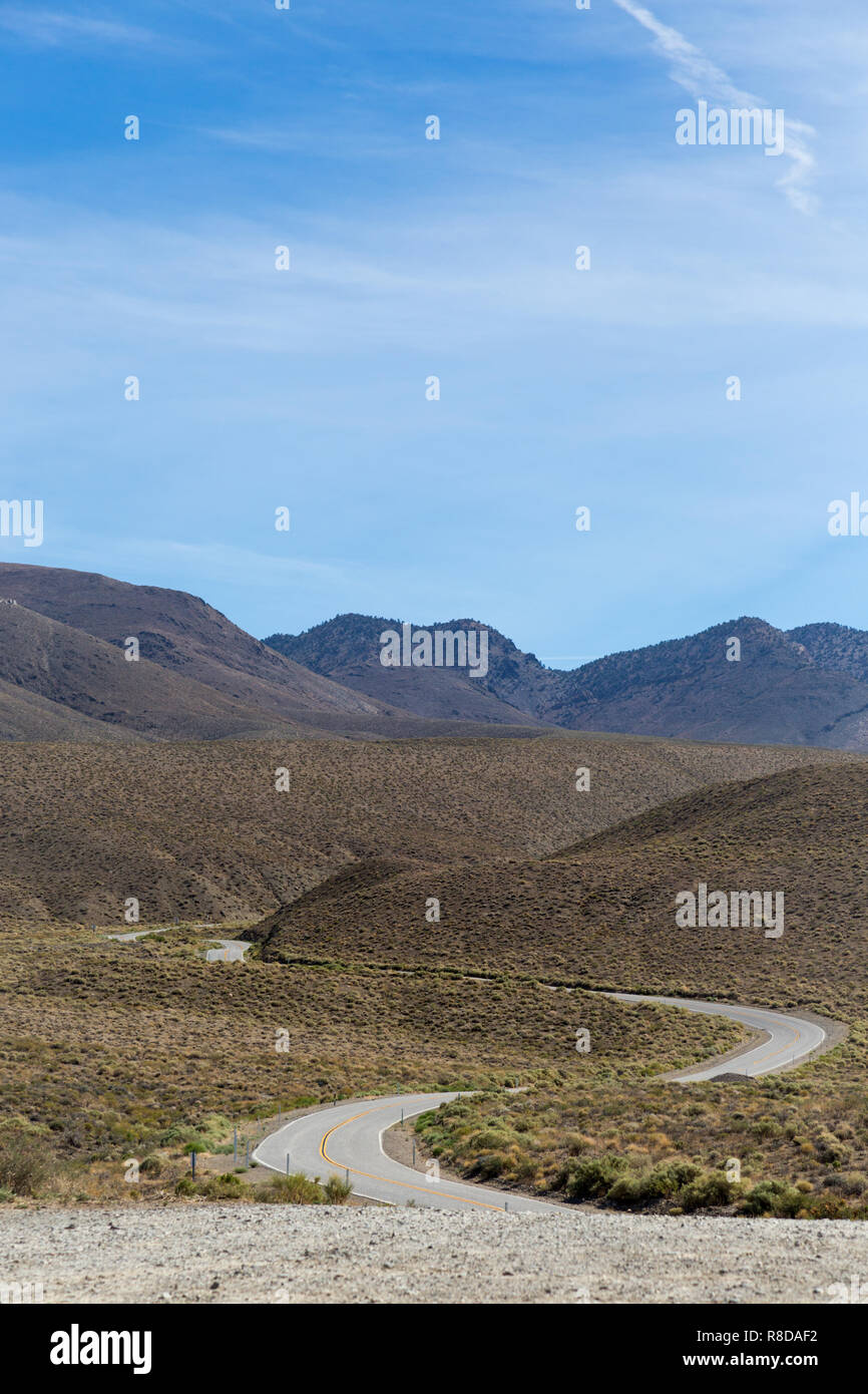 Vista panoramica di Mammoth Lakes Area USA. Mammoth Lakes è una città in California della Sierra Nevada. È conosciuto per il Mammoth Mountain e Giugno M Foto Stock