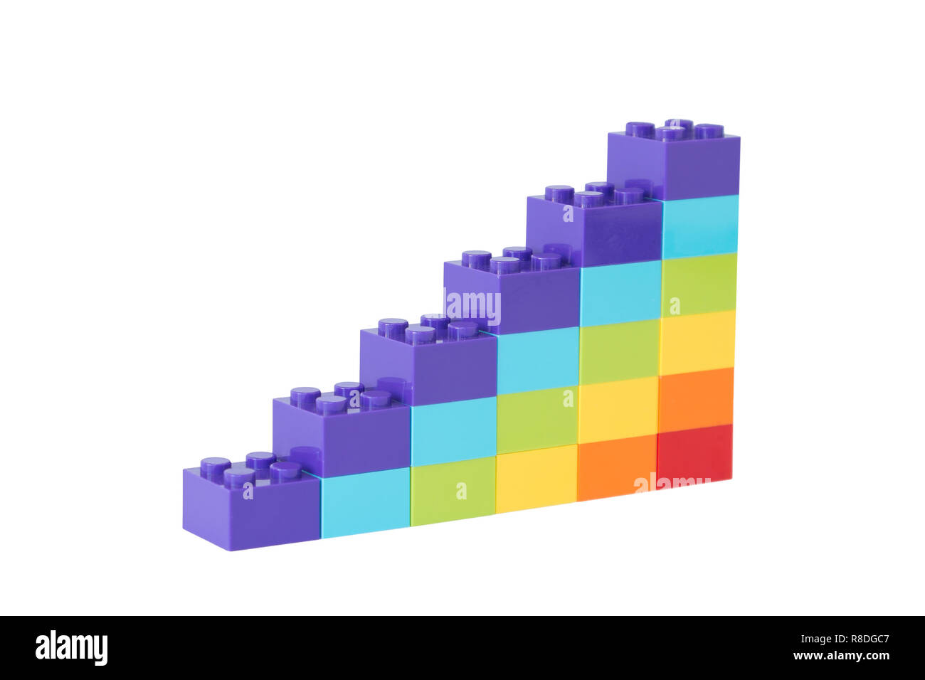 Arcobaleno colorato colorato pile ascendente fatta di toy mattoni di edificio, isolato su sfondo bianco. Foto Stock