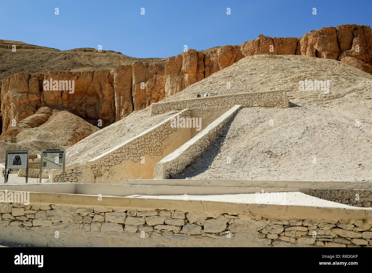 A Luxor Egitto - Novembre 13. 2006: Valle dei Re nei pressi di Luxor. Viaggio in Egitto, famose attrazioni Egiziane. La ricerca archeologica nelle montagne di Foto Stock