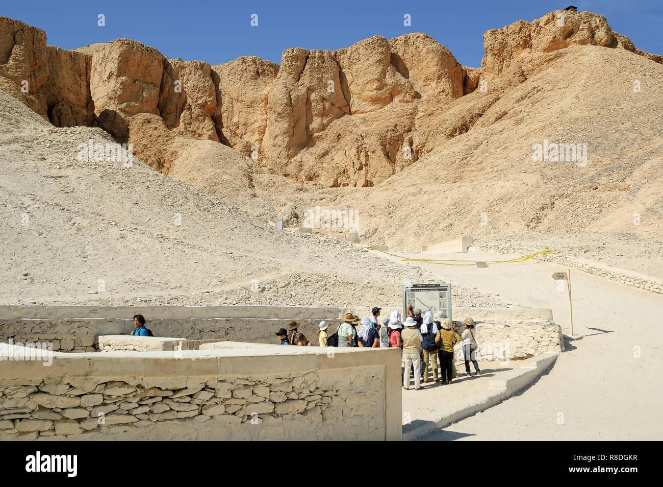 A Luxor Egitto - Novembre 13. 2006: turisti nella Valle dei Re nei pressi di Luxor. Viaggio in Egitto, famose attrazioni Egiziane. La ricerca archeologica in t Foto Stock
