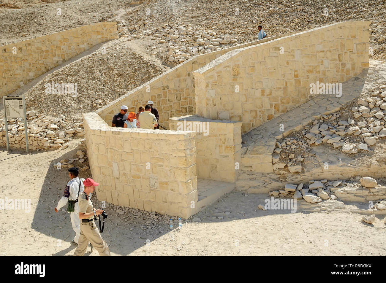 A Luxor Egitto - Novembre 13. 2006: turisti nella Valle dei Re nei pressi di Luxor. Viaggio in Egitto, famose attrazioni Egiziane. La ricerca archeologica in t Foto Stock