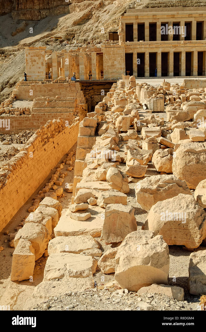 A Luxor Egitto - Novembre 13. 2006: Hatchepsut rovine del Tempio di Luxor vicino al fiume Nilo. Egitto Foto Stock