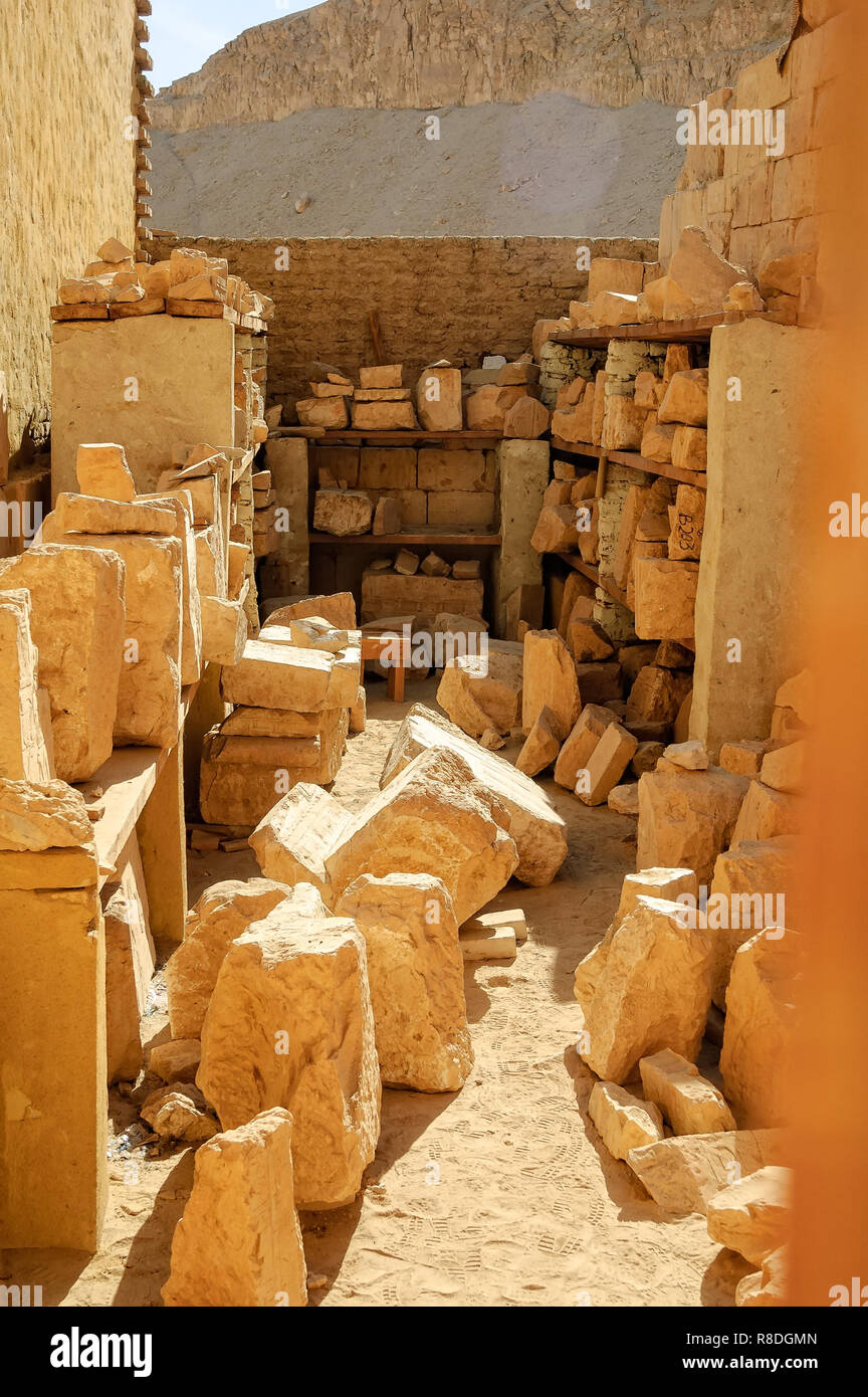 A Luxor Egitto - Novembre 13. 2006: Hatchepsut rovine del Tempio di Luxor vicino al fiume Nilo. Egitto Foto Stock