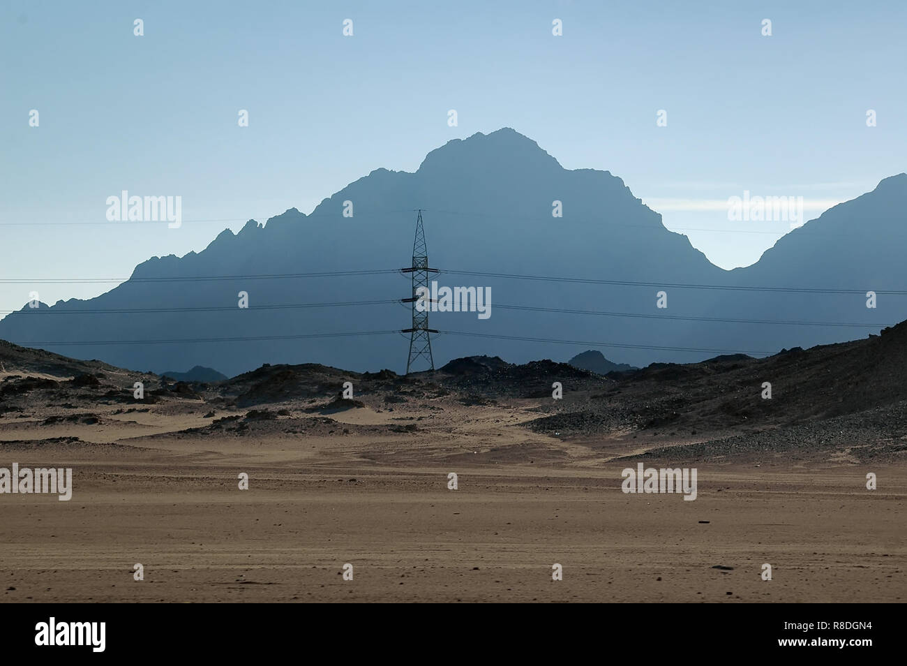 Torre di elettricità nel deserto verso il mare rosso governatorato, Egitto. Africa Foto Stock