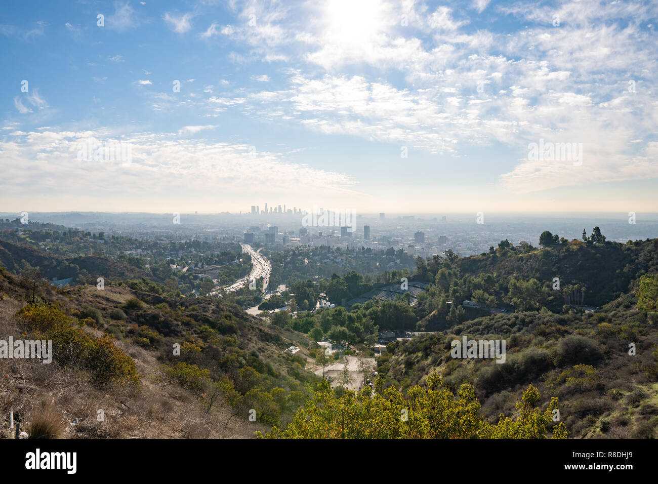 Vista di Los Angeles dalle colline di Hollywood. Down Town LA. Hollywood Bowl. Giorno caldo e soleggiato. Belle le nuvole nel cielo blu. Superstrada 101 il traffico Foto Stock