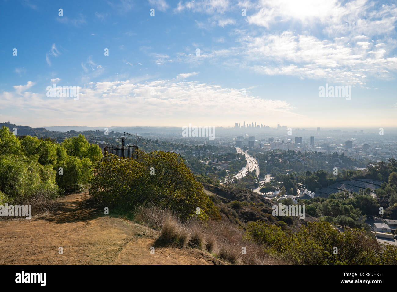 Vista di Los Angeles dalle colline di Hollywood. Down Town LA. Hollywood Bowl. Giorno caldo e soleggiato. Belle le nuvole nel cielo blu. Superstrada 101 il traffico Foto Stock