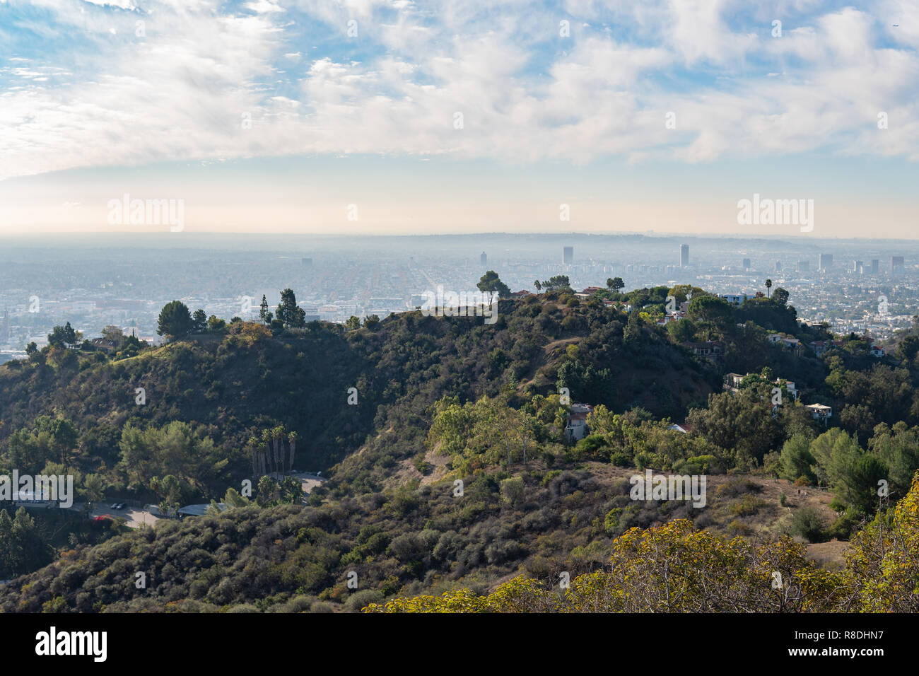 Vista di Los Angeles dalle colline di Hollywood. Down Town LA. Hollywood Bowl. Giorno caldo e soleggiato. Belle le nuvole nel cielo blu. Superstrada 101 il traffico Foto Stock