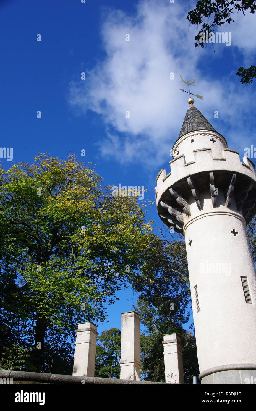 Powis Gate Towers, bianco minareto Landmark arcuata. In una soleggiata giornata autunnale contro un cielo blu. Il Kings College, Università di Aberdeen, Scozia, Regno Unito. Foto Stock