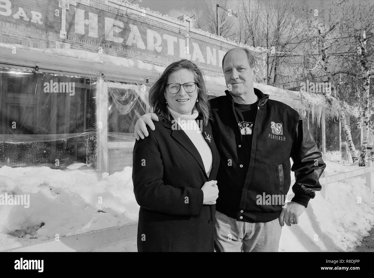 Katy Hogan e Michael James nella parte anteriore del business hanno fondato, Heartland Cafe, a Chicago in Illinois. Girato in gennaio, 2001. Foto Stock