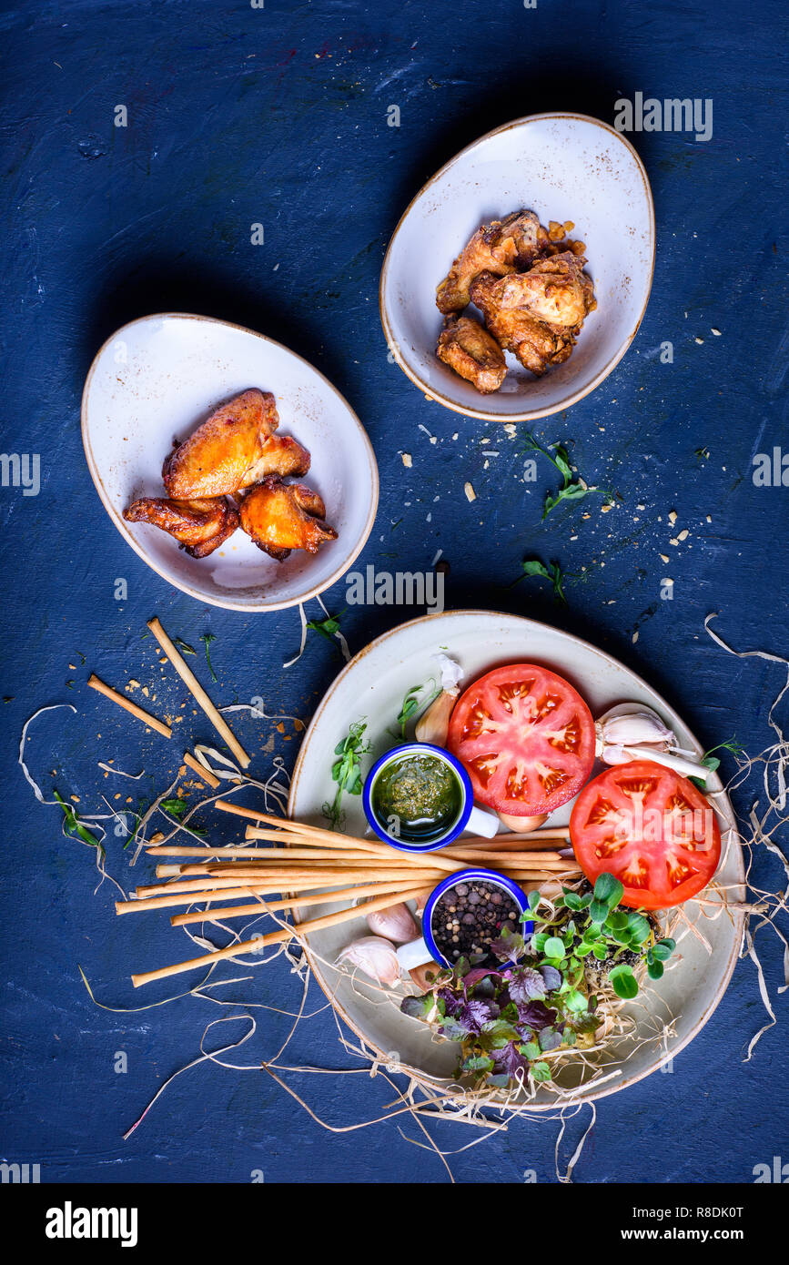 Pollo fritto, croccanti grissini, snack piccante, vista dall'alto, copia dello spazio. Foto Stock