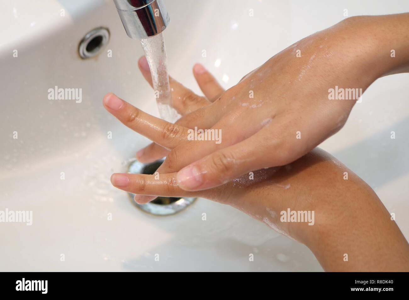 Close up foto di bambine palm quando facendo lavare a mano Foto Stock