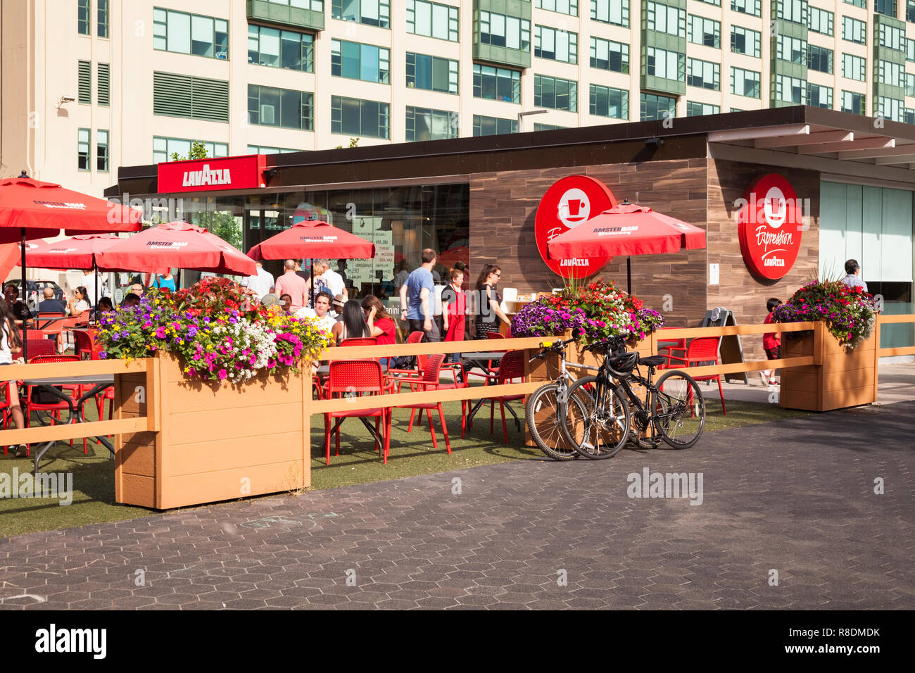 Un patio esterno a noi Brew Cafe all'Harbourfront Center. Città di Toronto, Ontario, Canada. Foto Stock
