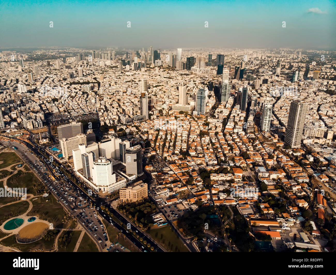 Vista superiore della alti grattacieli di tel Aviv-la città costiera di Israele in medio oriente. Vista panoramica sui tetti della metropoli moderna. Foto Stock
