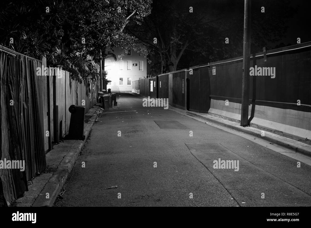 Una immagine fantasma in un vicoletto Foto Stock Una immagine fantasma in un vicoletto Foto Stock