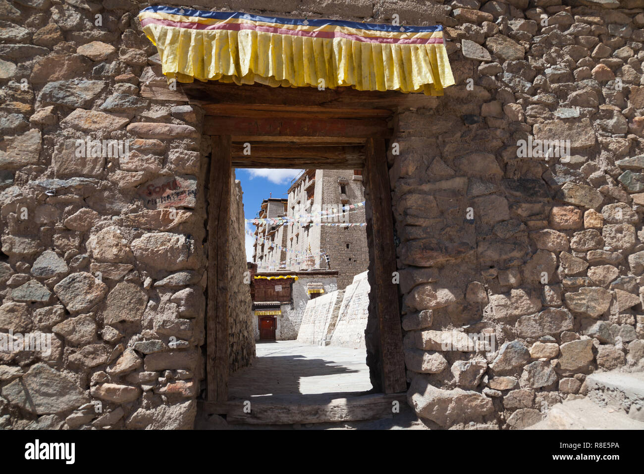 Entrata nel muro di pietra al cortile di Soma Gonpa Gonpa, Soma e Leh Palace, Leh, Ladakh, Jammu e Kashmir India Foto Stock