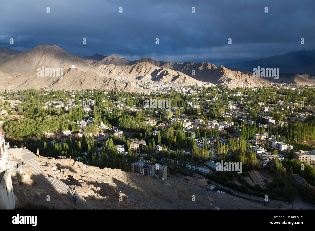 Pomeriggio splendido scenario di Leh e i suoi dintorni visto dalla zona di Shanti Stupa, Ladakh, Jammu e Kashmir India Foto Stock