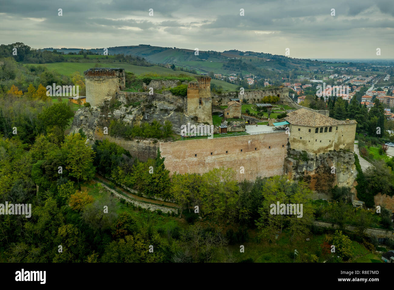 Vista aerea del termale, gotico di monumenti medievali castello fortezza e case colorate a Castrocaro Terme, Cesena provincia di Forli, Emilia Romagna, Italia Foto Stock