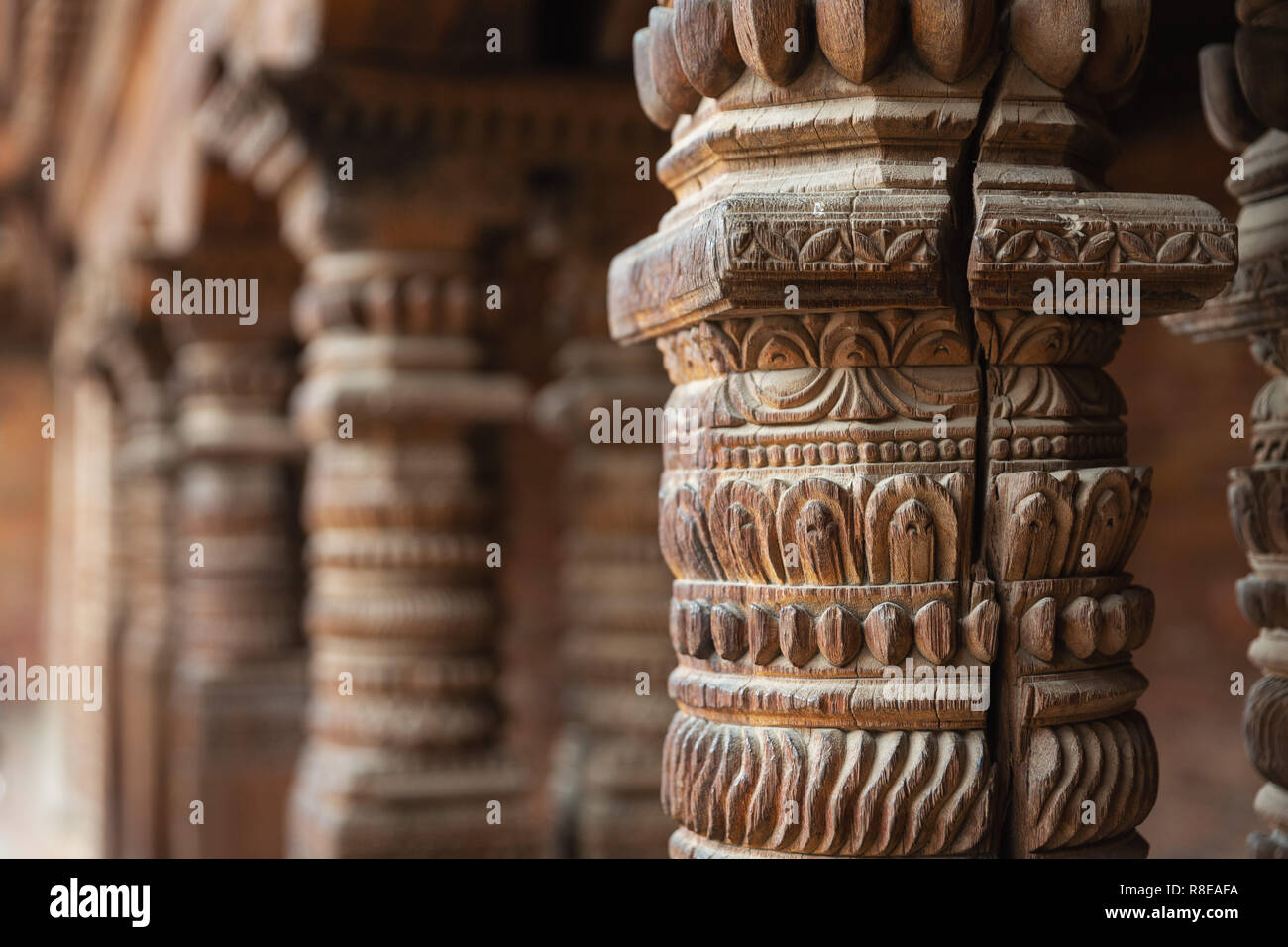 Intagliato a mano pilastri in legno a Hanuman Dhoka complesso palazzo in Patan, Lalitpur, Nepal. Foto Stock