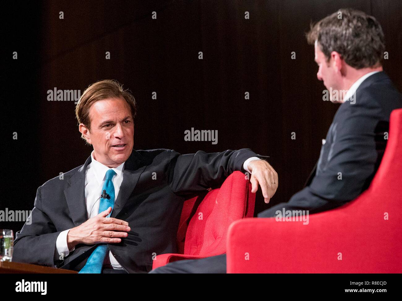 Presidential biografo e storico Michael Beschloss discute il suo ultimo libro, presidenti di guerra: la storia epica, dal 1807 ai tempi moderni, e discusso la vita e l'eredità del defunto Presidente George H.W. Bush moderato da LBJ Foundation Presidente e CEO Mark Updegrove, destra, presso la LBJ Presidential Library Dicembre 11, 2018 in Austin, Texas. Foto Stock