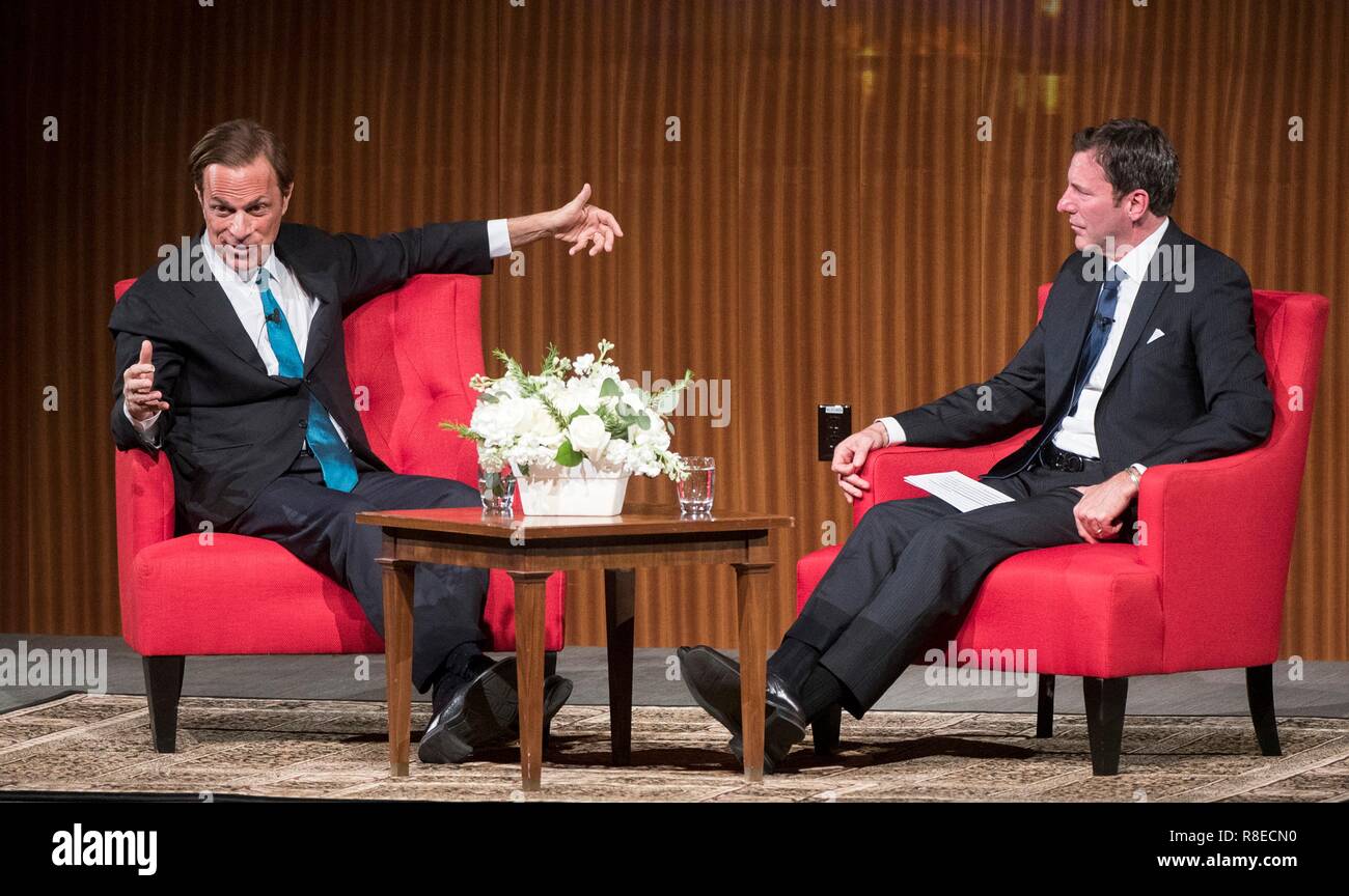 Presidential biografo e storico Michael Beschloss discute il suo ultimo libro, presidenti di guerra: la storia epica, dal 1807 ai tempi moderni, e discusso la vita e l'eredità del defunto Presidente George H.W. Bush moderato da LBJ Foundation Presidente e CEO Mark Updegrove, destra, presso la LBJ Presidential Library Dicembre 11, 2018 in Austin, Texas. Foto Stock