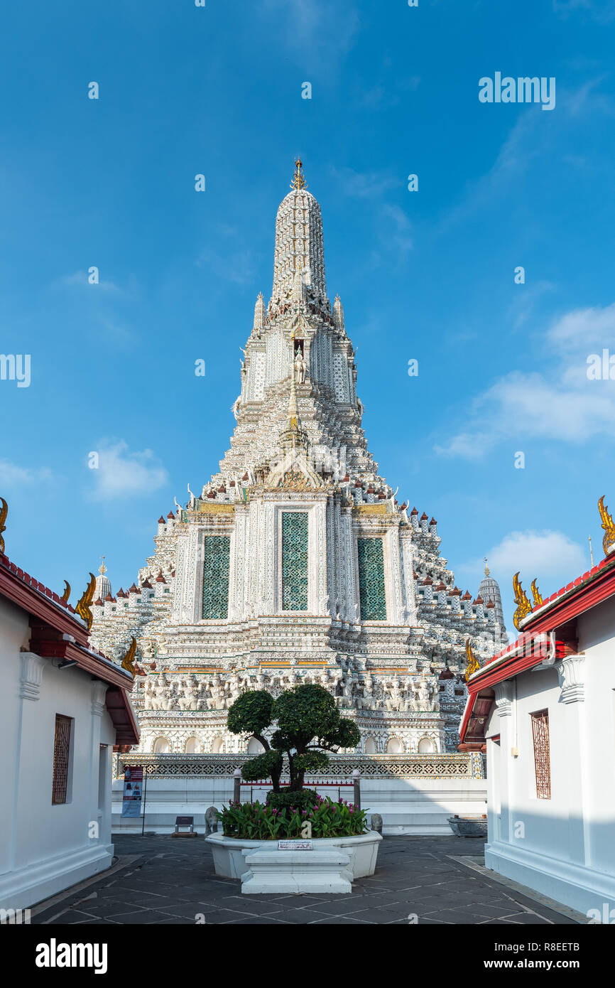 Bianco antico pagoda in era Arun tempio. Bangkok, Tailandia. Foto Stock